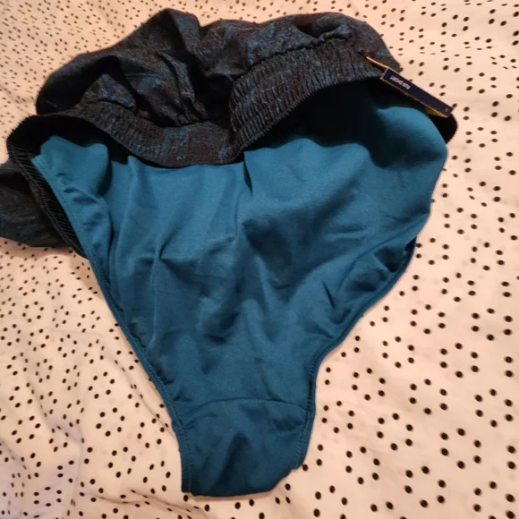 NWT..women's shorts - Picture 7 of 8